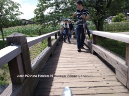 Aku dan Mr. Sugiyama, di drpan sebuah jembatan kayu, untuk menyeberangi sungai. Dan jembatan kayu yang terawatt rapi, nyaman untuk digunakan. | Dokumentasi pribadi