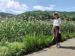 Michelle dengan latar belakang lereng dan ladang jagung di Oshino Hakkai | Dokumentasi pribadi