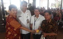 Ketua Koppas Ciracas Budianto Sugianto (kiri) memberikan santunan kepada perwakilan anak yatim/dok.Istimewa