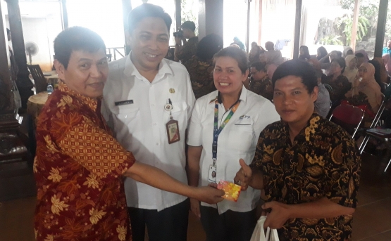Ketua Koppas Ciracas Budianto Sugianto (kiri) memberikan santunan kepada perwakilan anak yatim/dok.Istimewa