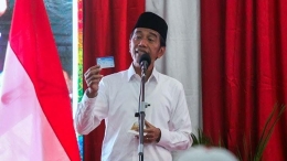 Jokowi memperkenalkan kartu pra kerja saat kampanye di Aceh (foto ANTARA/Rahmad)
