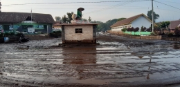 Tumpukan Lumpur di jalan raya akibat banjir bandang di Kecamatan Ijen, Kabupaten Bondowoso, 30/01/2020 (Foto by Gandi)