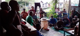 Diskusi HIV-AIDS bersama orang Asmat kampung Manep dan Simini di Cemnes, Senin, (02/02/2020). Dokpri.