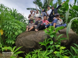 Mahasiswa KKN UNILA bersama Tetua adat desa Mengunjungi lokasi 