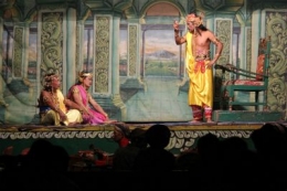 Pentas grup drama tradisional ketoprak Kelana Bhakti Budaya dengan adegan situasi kerajaan (sumber : m.solopos.com, 6/8/2013)