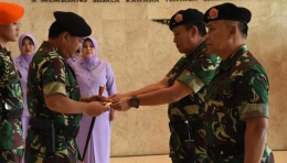 Gaya berpakaian lipatan lengan baju prajurit TNI | Sumber gambar : topmetro.news