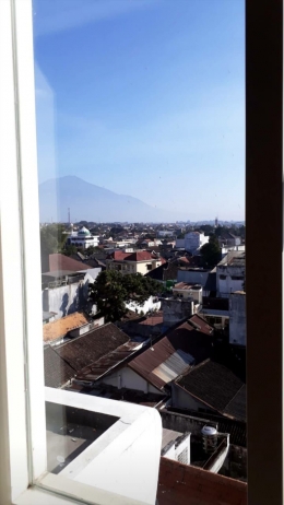 Pemandangan dari dalam kamarku di Malang (Dokumentasi pribadi)