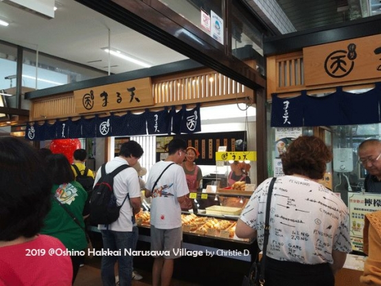 Dijual salad segar dari hasil bercocok tanam di desa Oshino Hakkai ini, serta gorengan2 tempura. | Dokuentasi pribadi