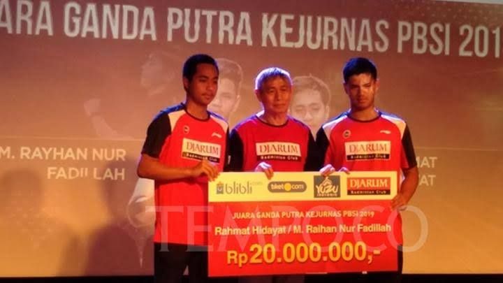 Rahmat Hidayat dan Muhammad Rayhan Nur Fadillah memperoleh penghargaan dari PB Djarum (sport.tempo.co)