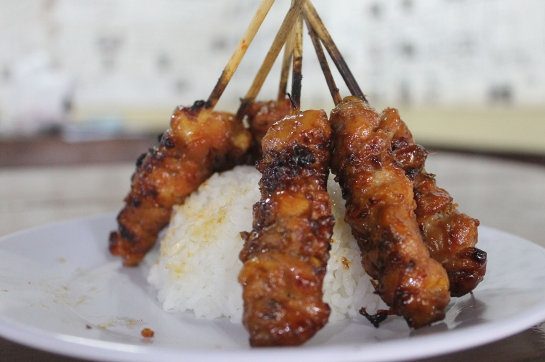 Sate Kanak dan Sate Merah dalam satu piring (foto: ko in)