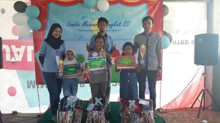 Para Juara Lomba Mewarnai bersama mahasiswa dan pihak PT. Milkindo Green Farm
