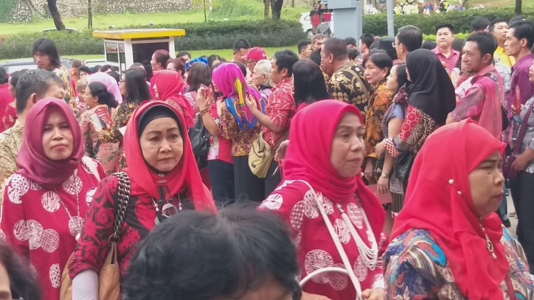 Ribuan hadirin antri memasuki area Indonesia Convention Center (ICE) untuk memeriahkan Perayaan Imlek Nasional 2020. Mereka berasal dari lintas organisasi, suku, dan agama. Foto: isson khairul