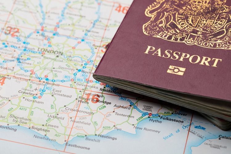 ilustrasi paspor. (sumber: Shutterstock via kompas.com)