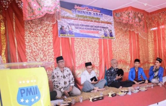 Mak Katik Rajo Mangkuto memberikan materi seputar adat Minangkabau dalam seminar yang diadakan PMII Kota Pariaman. Foto dok PMII Kota Pariaman.