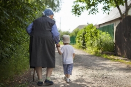 Seorang balita dan neneknya | Depositphotos