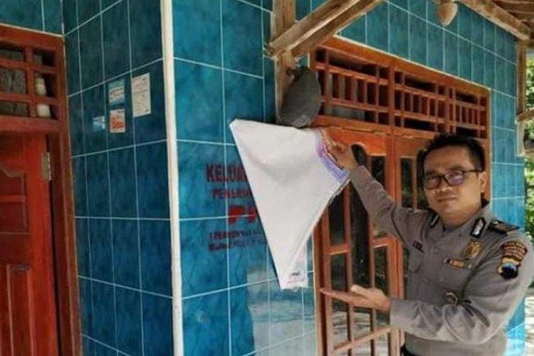Ilustrasi: petugas menunjukkan label Keluarga Miskin di rumah KPM PKH di Kecamatan Pamotan, Rembang, Jawa Tengah (sumber foto: Tribun Jateng)