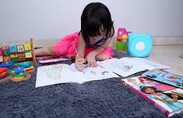 Anak mengembangkan bakat melukis. Sumber gambar: sahabatkeluarga.kemdikbud.go.id 