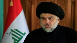 Pemimpin Syiah Irak Muqtada al-Sadr saat sedang berpidato di Najaf, Irak pada 11 Desember 2017 [Reuters/Alaa Al-Marjan]