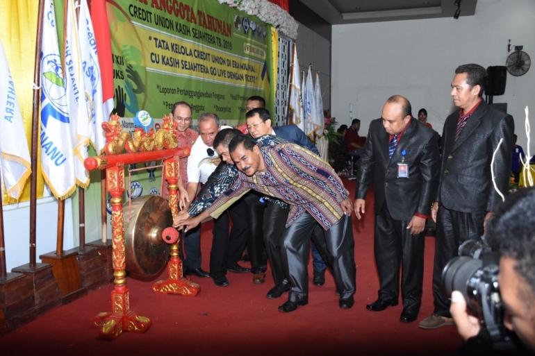 Pater Vikjen Keuskupan Atambua bersama Pengurus BKCU Kalimantan dan pimpinan lembaga Pemerintah pukul gong tandai dibuka dengan resmi RAT TB. 2019. Dokpri