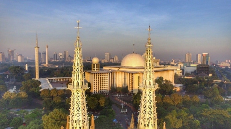 Masjid Istiqlal dan Gereja Katedral | Sumber gambar : madingsekolah.id