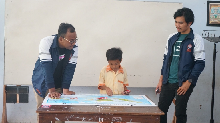 Siswa kelas 5 SD N 01 Tawangharjo maju  kedepan kelas untuk bermain dan belajar sejarah dengan Kartu Bhinneka Tunggal Ika 