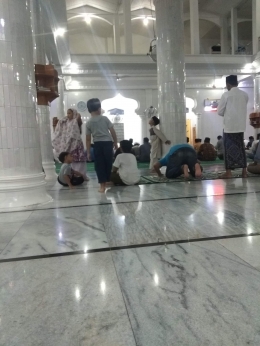 Dokpri | Suasana Masjid Baitul Adhim Blangpidie setelah shalat magrib. dokpri