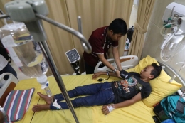 Salah seorang pasien DBD di sebuah rumah sakit di Kediri, Jawa Timur tahun 2019 (sumber: Vaaju.com)