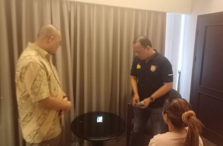 Anggota DPR RI Andre Rosiade bersama tim Ditreskrimsus Polda Sumbar menggerebek prostitusi online di Padang, Minggu (26/1/2020)(KOMPAS.COM/PERDANA PUTRA)