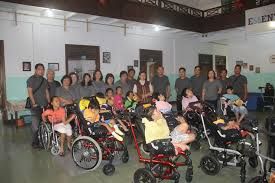 anak anak panti foto bersama tim pemberi bantuan (sumber:gmim.or.id)