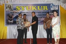 walikota Tomohon di panti sayap kasih (sumber:zonautara.com)