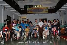 anak-anak berfoto dengan donatur (sumber:asramalokon.blogspot.com)