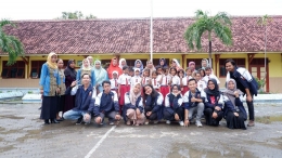 Foto Tim 1 KKN UNDIP 2020 bersama wali murid dan guru SDN 1 Klambu setelah penanaman Bang Sapri