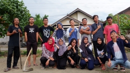 Tim 1 KKN UNDIP 2020 bersama karang taruna Dusun Kauman setelah melakukan penanaman Bang Sapri