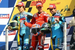 Duet Rizla Suzuki, Chris Vermeulen dan John Hopkins berada di podium ke dua dan tiga di GP Misano 2007 | Motorsport.com