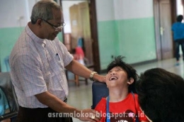 ekspresi gembira anak panti (sumber:asramalokon.blogspot.com)