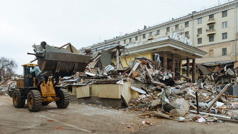Sebuah traktor menghancurkan kios-kios di kisaran stasiun metro Chisty Prudy (Foto: Artyom Sivanoz, Gazeta.ru)