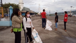 Pasukan Komunitas Bank Sampah Watogokok Kumpulkan Sampah-sampah dan isi dalam karung | dokpri