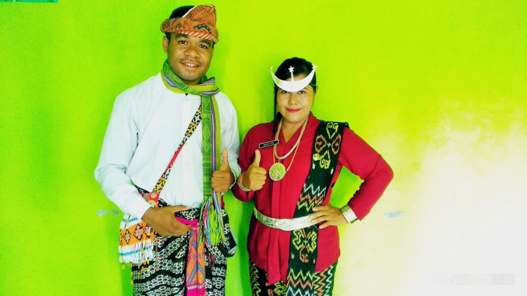 Dokumen Pribadi: Saya menggunakan pakaian adat Dawan Timor dengan Alu Mama (kiri) dan seorang perempuan menggunakan pakaian adat Sabu (kanan)