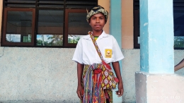 Dokumen Pribadi: Seorang Siswa SMPN SATAP OEMASI, Amanuban Timur menggunakan pakaian adat beserta Alu Mama pada saat kegiatan Seni Budaya di sekolah