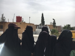 Keterangan: Beberapa perempuan eks ISIS di Kamp Al-Hawl. Foto: Dokumentasi pribadi Hussein Abri Dongoran