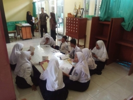 Siswa SMP Setia Budi Sungailiat di perpustakasn sekolahnya (dokpri)