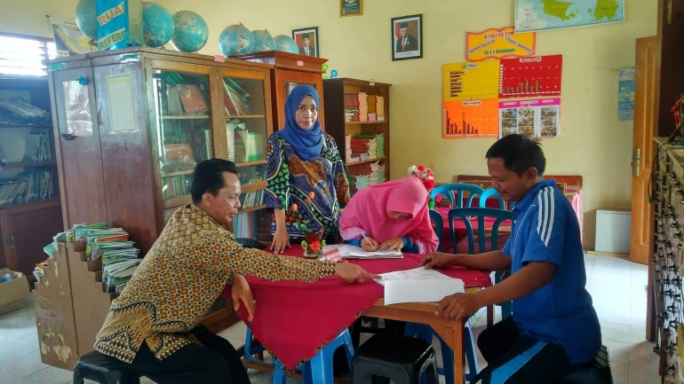Tim dari Dinas Kearsipan dan Perpustakaan kabupaten Bangka melakukan akreditasi di Petpustakaan sekolah di kecamatan Merawang (dokpri)