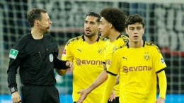 Pemain Dortmund, Axel Witsel dan Emre Can beradu argumen dengan wasit. Sumber gambar: Reuters.com