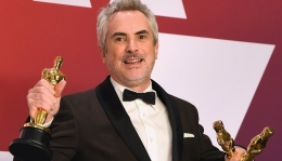 Alfonso Cuaron saat menerima piala Oscar untuk Roma di tahun lalu | sumber: Oscar.go.com