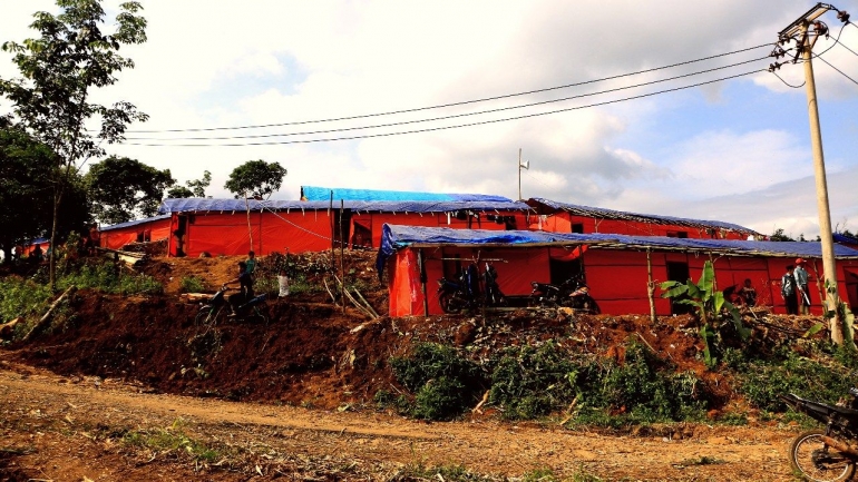 Hunian sementara yang dibangun secara swadaya oleh masyarakat terdampak tanah longsor dari Kampung Rancanangka, Desa Cileuksa. Mereka membangun hunian sementara di Kampung Cipugur. Photo: Rinsan Tobing 