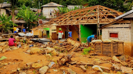 Kawasan permukiman di landa banjir bandang di Desa Urug, Kecamatan Sukajaya, Kabupaten Bogor. Air membawa batu-batu besar yang menghancurkan rumah-rumah warga dan lumbung penyimpanan padi mereka. Photo: Rinsan Tobing