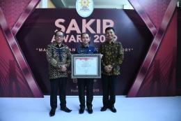 Bupati Bangka, Mulkan, S.H.,M.H, didampingi Kepala Bapppeda dan Inspektur alam penerimaan SAKIP Award 2019. (Dok. Protokol)