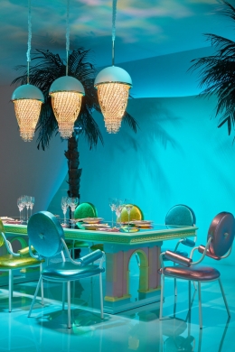 Meja makan klasik bernuansa pastel, berpadu sempurna dg kursi berjok warna metalic serta lampu gantung unik. Sumber: sashabikoff.com