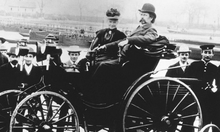 Karl dan Bertha pada perkenalan mobil pertama (mercedes-benz.com)
