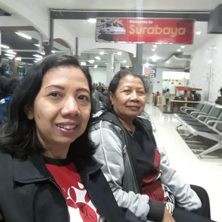 Saya dan Ibu menunggu kereta api di stasiun Gubeng Surabaya. Dokumen pribadi